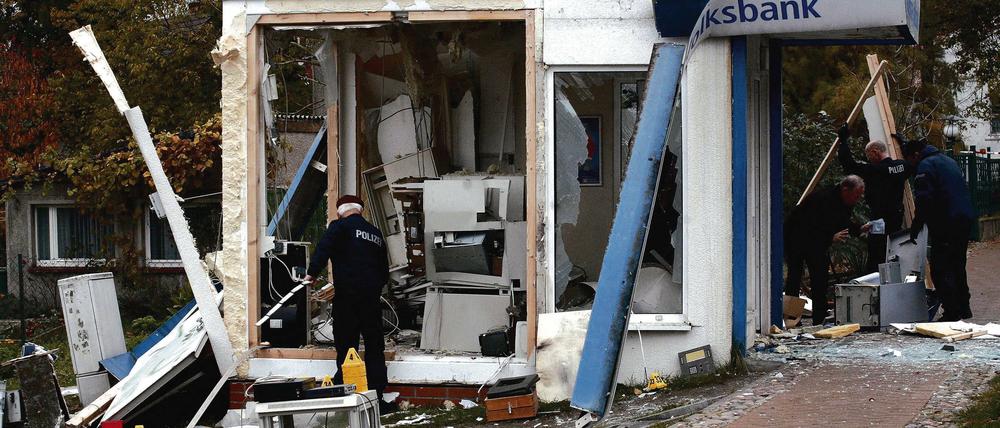 Schwere Verwüstung. Am Dienstag jagten Unbekannte einen Geldautomaten in Kremmen in die Luft. Der kleine Pavillon, in dem er stand, wurde völlig zerstört (o.). In der Nacht zum Donnerstag wurde in Friedersdorf (u.) ein Geldautomat gesprengt.