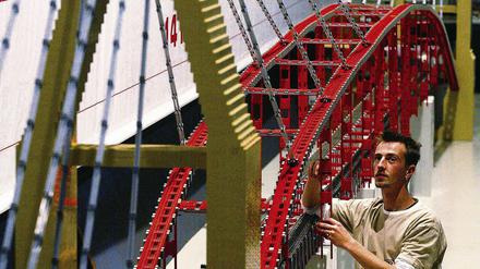 Lego pur. Rene Hoffmeister aus Niemegk baut eine 14-Meter lange Brücke aus Legosteinen.