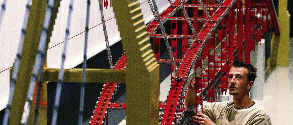 Lego pur. Rene Hoffmeister aus Niemegk baut eine 14-Meter lange Brücke aus Legosteinen.