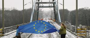 Freie Fahrt. Gestern rollten die ersten Züge, und mit dem Fahrplanwechsel am Sonntag wird der reguläre Verkehr auf der neuen Eisenbahnbrücke über die Oder aufgenommen.