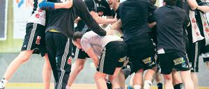 &amp;#Freudentaumel. Die Handballer des 1. VfL Potsdam schafften es am Donnerstag vorzeitig, sich mit einem Sieg den Sprung in die neue eingleisige 2. Liga zu sichern.