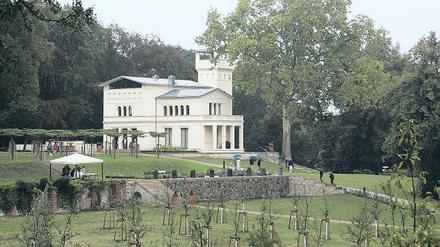 &amp;#Die Villa Jacobs. Ludwig Persius errichtete das Gebäude 1835/36 im Stil toskanischer Villen. Nach einem Brand wurde die Villa 1981 abgetragen und 2008 wiederaufgebaut.