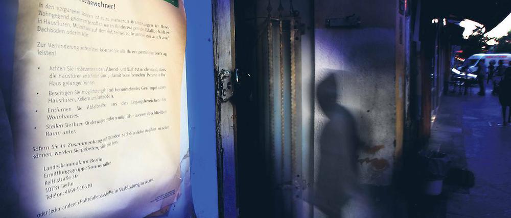 &amp;#Brandgefährlich. Die Berliner Polizei hat in Neukölln Warnhinweise aufhängt  trotzdem gehen viele Anwohner überraschend sorglos mit dem Risiko um.