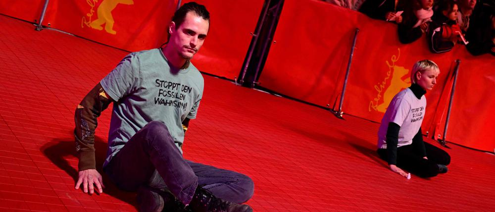 Festgeklebt auf dem Roten Teppich: Zwei Aktivisten der Letzten Generation. 
