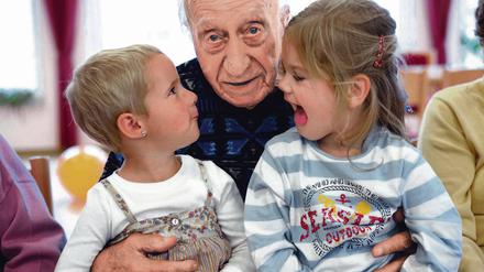 Spielstunde. Anny (r.) und Elisa (beide 3) mit dem 98-jährigen Alfred Pohlmann.