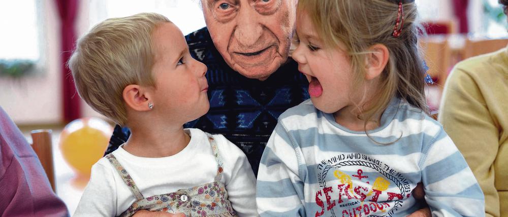 Spielstunde. Anny (r.) und Elisa (beide 3) mit dem 98-jährigen Alfred Pohlmann.