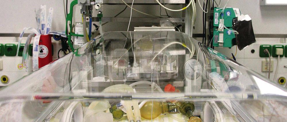 Die Frühgeborenen-Station des Virchow-Klinikums in Wedding. Hier werden auch die Sechslinge künstlich beatmet und ernährt.