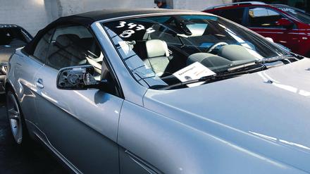 Spur eines Menschenlebens. An dem BMW, mit dem der 77-Jährige tödlich verletzt wurde, ging nur der Außenspiegel zu Bruch.