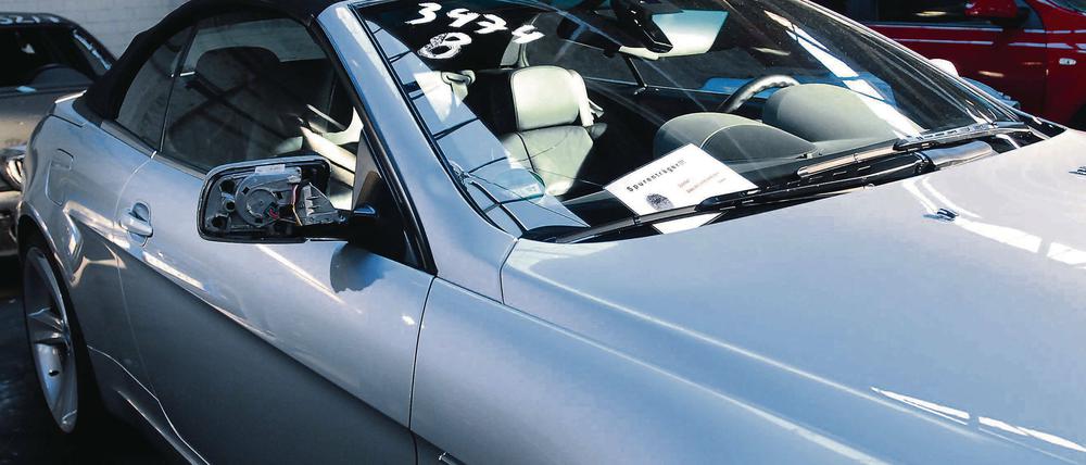 Spur eines Menschenlebens. An dem BMW, mit dem der 77-Jährige tödlich verletzt wurde, ging nur der Außenspiegel zu Bruch.