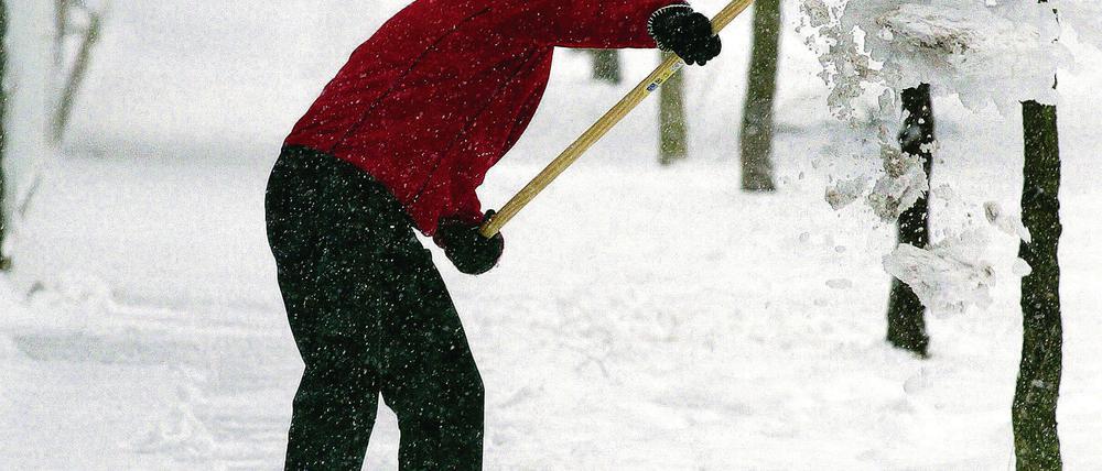 Schnee schippen in Straßen, um die der Winterdienst einen Bogen macht.