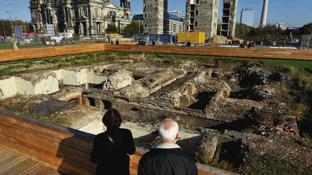 Zeitreise. Auf dem Platz kann man die Fundamente des Schlosses bestaunen  und sich über den Neubau informieren.