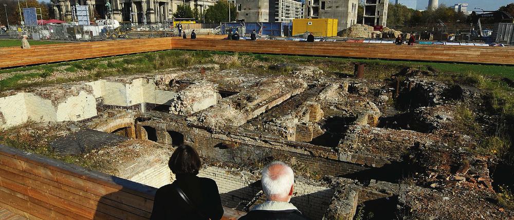 Zeitreise. Auf dem Platz kann man die Fundamente des Schlosses bestaunen  und sich über den Neubau informieren.
