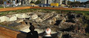 Zeitreise. Auf dem Platz kann man die Fundamente des Schlosses bestaunen  und sich über den Neubau informieren.