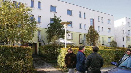 Äußerlich war gestern Morgen kaum etwas von dem Brand in dem Mehrfamilienhaus zu sehen. Die Mieter standen jedoch noch unter dem Eindruck der dramatischen Ereignisse am Abend zuvor.