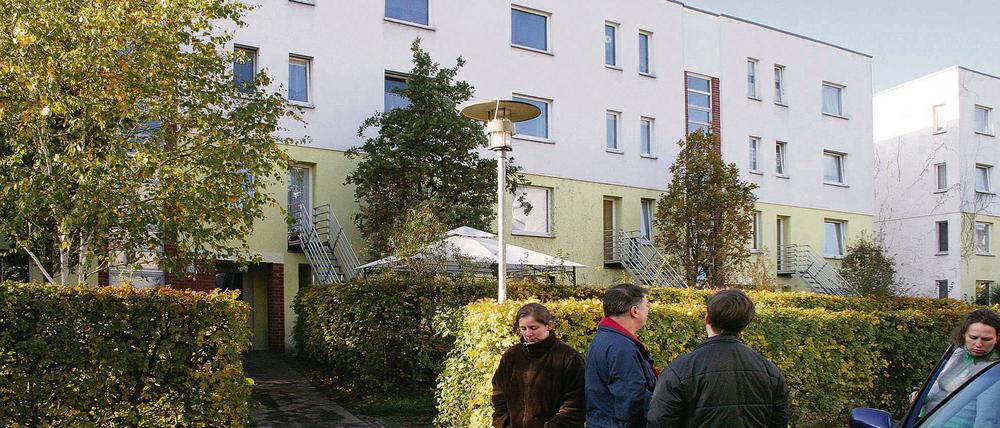 Äußerlich war gestern Morgen kaum etwas von dem Brand in dem Mehrfamilienhaus zu sehen. Die Mieter standen jedoch noch unter dem Eindruck der dramatischen Ereignisse am Abend zuvor.