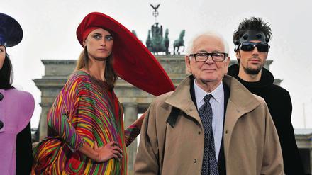 Der französische Modeschöpfer Pierre Cardin posiert mit Models in Berlin.