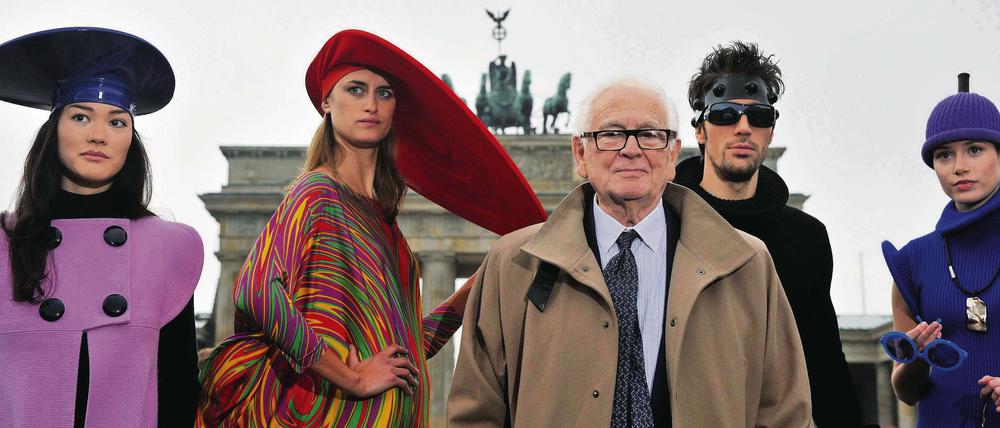 Der französische Modeschöpfer Pierre Cardin posiert mit Models in Berlin.