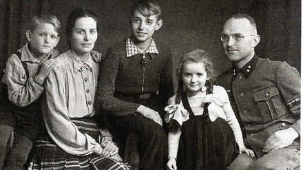 Ilse Vogelsänger als Kind mit ihrer Familie während des Krieges.