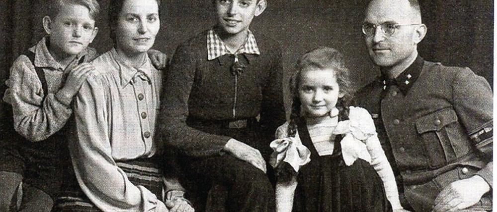 Ilse Vogelsänger als Kind mit ihrer Familie während des Krieges.