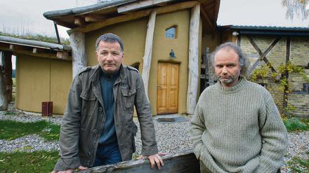 Randerscheinungen, keine Randfiguren: Der Schauspieler Thomas Rühmann (l) und der Musiker Tobias Morgenstern, Betreiber des Theaters am Rand im brandenburgischen Zollbrücke im Oderbruch, vor ihrer Spielstätte in Zollbrücke.