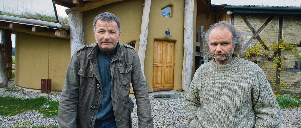 Randerscheinungen, keine Randfiguren: Der Schauspieler Thomas Rühmann (l) und der Musiker Tobias Morgenstern, Betreiber des Theaters am Rand im brandenburgischen Zollbrücke im Oderbruch, vor ihrer Spielstätte in Zollbrücke.