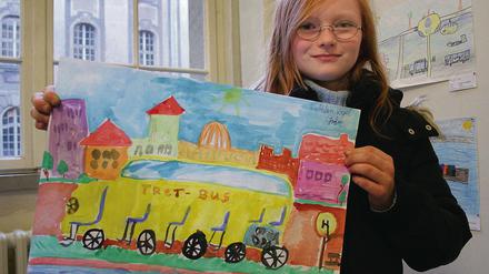 Preisträgerin Kathlien Vogel mit ihrem Tretbus-Bild.