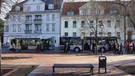 Der Alte und der Neue: Am Plantagenplatz wechselten gestern die Fahrgäste in den Mercedes Citaro, der 27 Sitzplätze und 61 Stehplätze hat, deutlich mehr als seine Vorgänger.