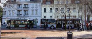 Der Alte und der Neue: Am Plantagenplatz wechselten gestern die Fahrgäste in den Mercedes Citaro, der 27 Sitzplätze und 61 Stehplätze hat, deutlich mehr als seine Vorgänger.