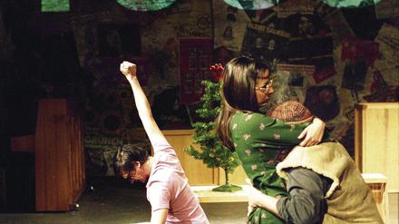 Der Weg zurück. Schon das Berliner Grips-Theater, hier bei einer Wiederaufführung 2004 seines 24 Jahre vorher entstandenen Stückes Eine linke Geschichte, half einem Ex-Terroristen bei der Resozialisierung.