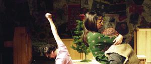 Der Weg zurück. Schon das Berliner Grips-Theater, hier bei einer Wiederaufführung 2004 seines 24 Jahre vorher entstandenen Stückes Eine linke Geschichte, half einem Ex-Terroristen bei der Resozialisierung.