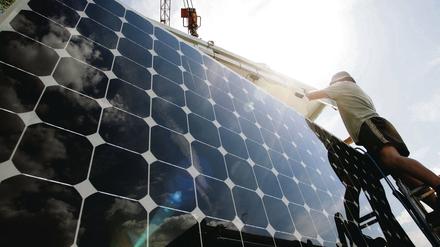 Auch für die Mittelmark eine Option: In modernen Solarparks werden sogenannte Solar-Mover eingesetzt, die dem Sonnenstand nach geführt werden und dadurch eine wesentlich höhere Leistung erzielen.