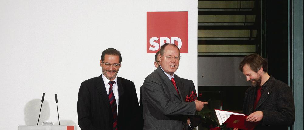 Preisträger. Pfarrer Benedikt Schirge (r) von der Bürgerinitiative Freie Heide nahm gestern Abend in Berlin von Bundesfinanzminister und SPD-Vize Peer Steinbrück (m) und Matthias Platzeck den Hildebrandt-Preis entgegen mit gemischten Gefühlen.