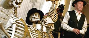 Leichenpräparator. 2006 eröffnete Gunther von Hagens das Plastinarium.