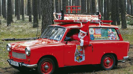 Komplett in Rot mit echtem Rauschebart, einer Messingglocke, einem kunstvoll genähten Geschenkesack und einer Rute aus Zweigen setzt sich Albert Niemeyer aus Fichtenwalde in seinen knallrot lackierten Dienstwagen und versucht in Potsdam-Mittelmark, den Geist der Weihnacht zu verbreiten.