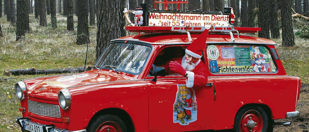 Komplett in Rot mit echtem Rauschebart, einer Messingglocke, einem kunstvoll genähten Geschenkesack und einer Rute aus Zweigen setzt sich Albert Niemeyer aus Fichtenwalde in seinen knallrot lackierten Dienstwagen und versucht in Potsdam-Mittelmark, den Geist der Weihnacht zu verbreiten.