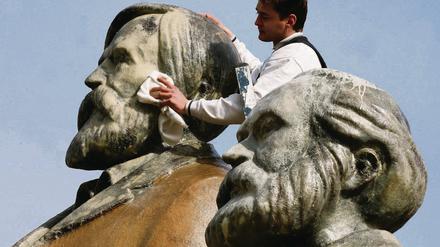 Der Lack ist noch nicht ab. Marx (r.) und Engels werden wohl nicht nur im Filmpark Potsdam noch gebraucht.