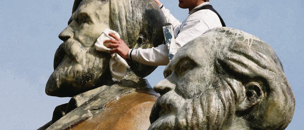 Der Lack ist noch nicht ab. Marx (r.) und Engels werden wohl nicht nur im Filmpark Potsdam noch gebraucht.