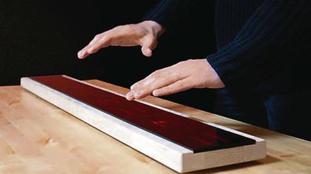 Wie von Zauberhand. Omer Yoshas Air Piano erlaubt es, auf einem elektronischen Klavier zu spielen, ohne dabei die Tasten zu berühren.