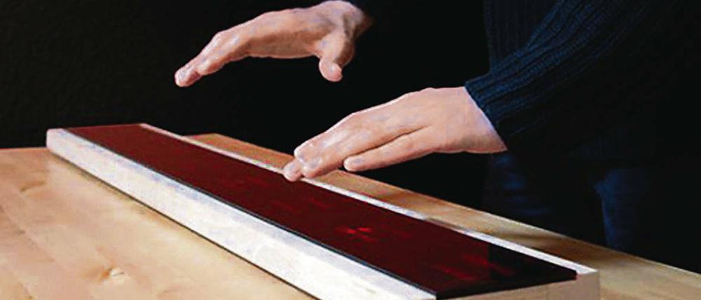 Wie von Zauberhand. Omer Yoshas Air Piano erlaubt es, auf einem elektronischen Klavier zu spielen, ohne dabei die Tasten zu berühren.