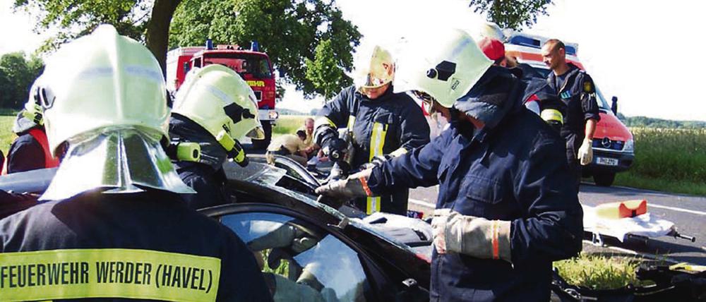 Ehrenamtliche Lebensretter: Im ländlichen Raum engagieren sich viele Bürger in der Feuerwehr. Statt Geld bekommen sie für ihre zeitaufwändige und verantwortungsvolle Arbeit Anerkennung und Dankbarkeit.