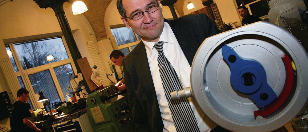 Modell-Idee. Christoph Miethke mit einem Modell des Mini-Ventils.