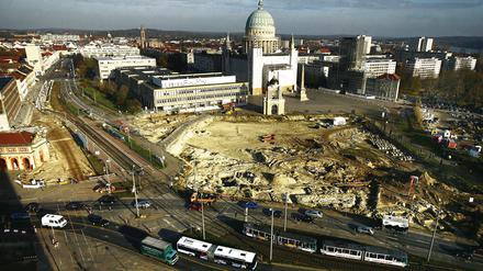 Baustelle im Herzen der Stadt. In den nächsten Jahren soll der neue Landtag am Alten Markt gebaut werden. Wo und wie auf den Nachbarflächen gebaut werden darf, wird am Mittwoch öffentlich vorgestellt.