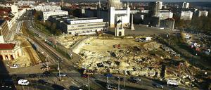 Baustelle im Herzen der Stadt. In den nächsten Jahren soll der neue Landtag am Alten Markt gebaut werden. Wo und wie auf den Nachbarflächen gebaut werden darf, wird am Mittwoch öffentlich vorgestellt.