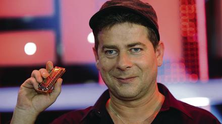 Michael Hirte und seine Mundharmonika: Damit ist der arbeitslose Potsdamer innerhalb kurzer Zeit berühmt geworden. Früher war er oft im Musikhaus Potsdam. Die frühere Inhaberin erinnert sich noch heute: Er war anders als viele unserer Musiker-Kunden.