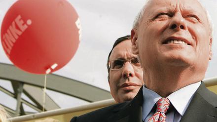 Parteifreunde. Harald Wolf (hinten) repräsentiert die pragmatischen Berliner Linken. Bundeschef Oskar Lafontaine dagegen trimmt die Linkspartei auf Protest.