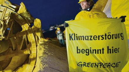 Stillstand. Aktivisten der Umweltschutzorganisation blockierten den Abraumbagger für sechseinhalb Stunden und forderten das Ende der Braunkohleförderung bis 2040.