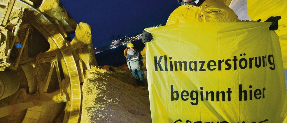 Stillstand. Aktivisten der Umweltschutzorganisation blockierten den Abraumbagger für sechseinhalb Stunden und forderten das Ende der Braunkohleförderung bis 2040.