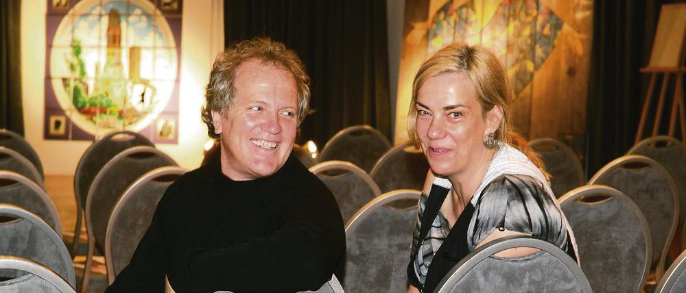 Sammeln für die Gedächtniskirche. Die Künstler Leo Königsberg (l.) und Emily Püttner haben die Benefizauktion ins Leben gerufen.