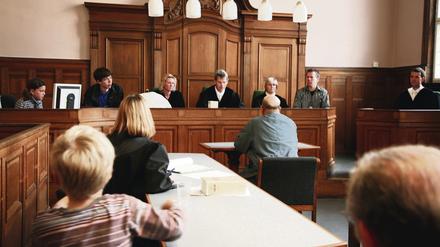 Einmal auf der Anklagebank. Wie fühlt es sich an im Gericht? Das wollten gestern mehr als 2000 Berliner wissen.