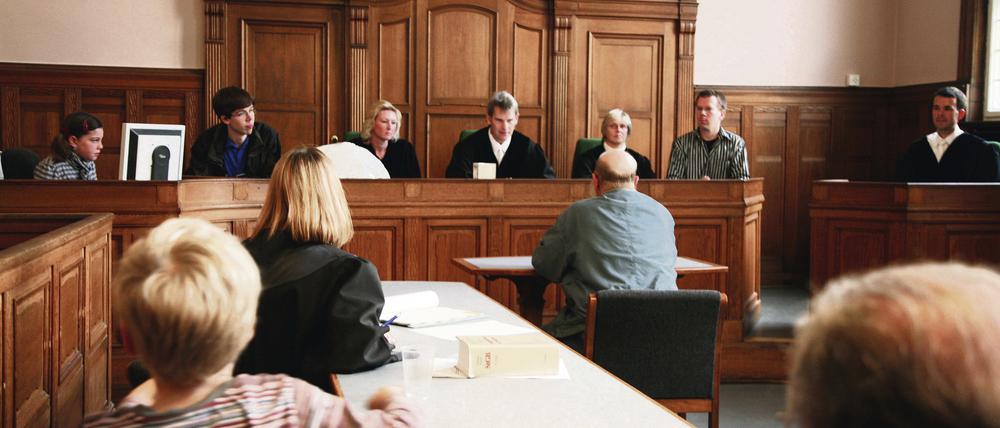 Einmal auf der Anklagebank. Wie fühlt es sich an im Gericht? Das wollten gestern mehr als 2000 Berliner wissen.